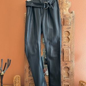 VERY COOL BLACK PLEATED PLEATHER PAINTS Size (4)